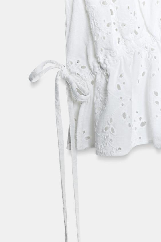 Top à fronces et broderies ajourées