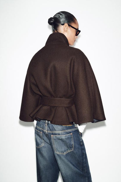 Manteau court cape en laine avec ceinture