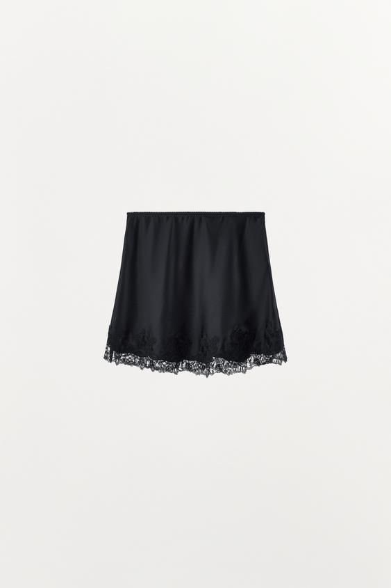 Jupe mini satinée en dentelle