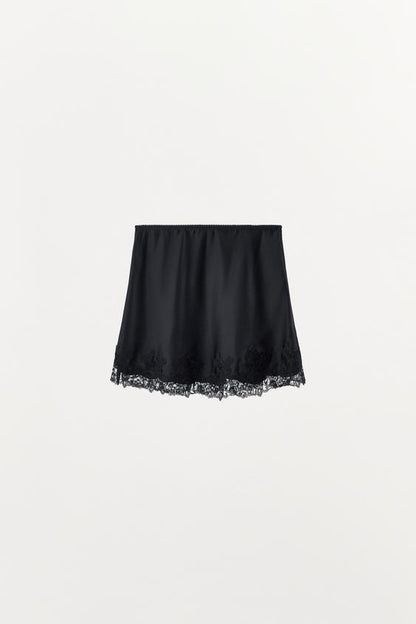 Jupe mini satinée en dentelle