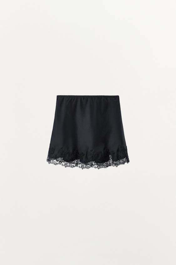 Jupe mini satinée en dentelle
