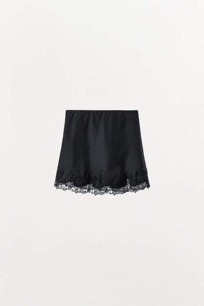 Jupe mini satinée en dentelle