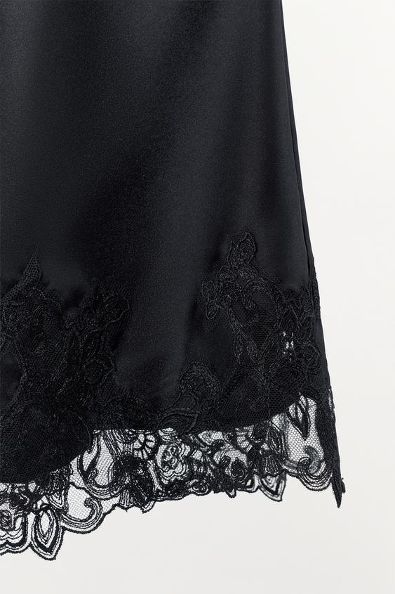 Jupe mini satinée en dentelle