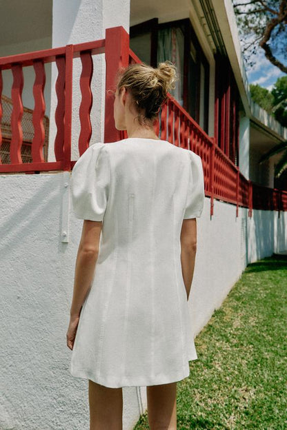Robe courte à manches bouffantes