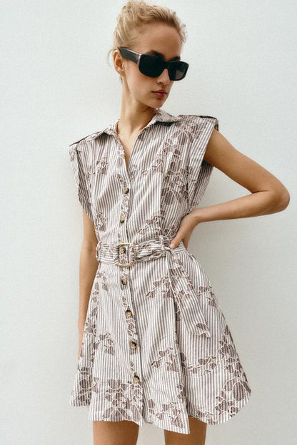 Robe brodée à sequins avec ceinture