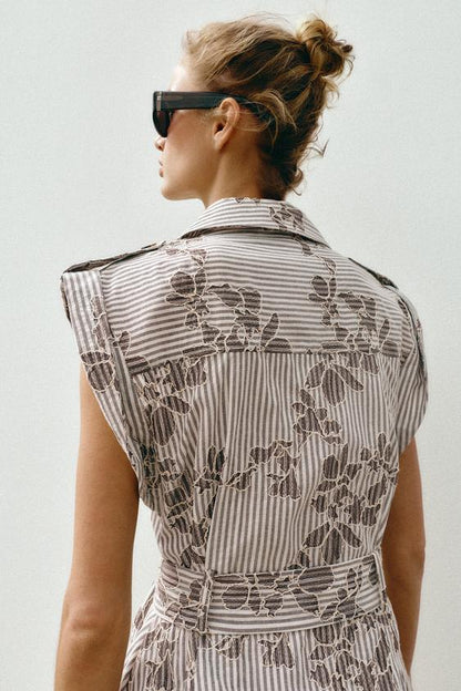 Robe brodée à sequins avec ceinture