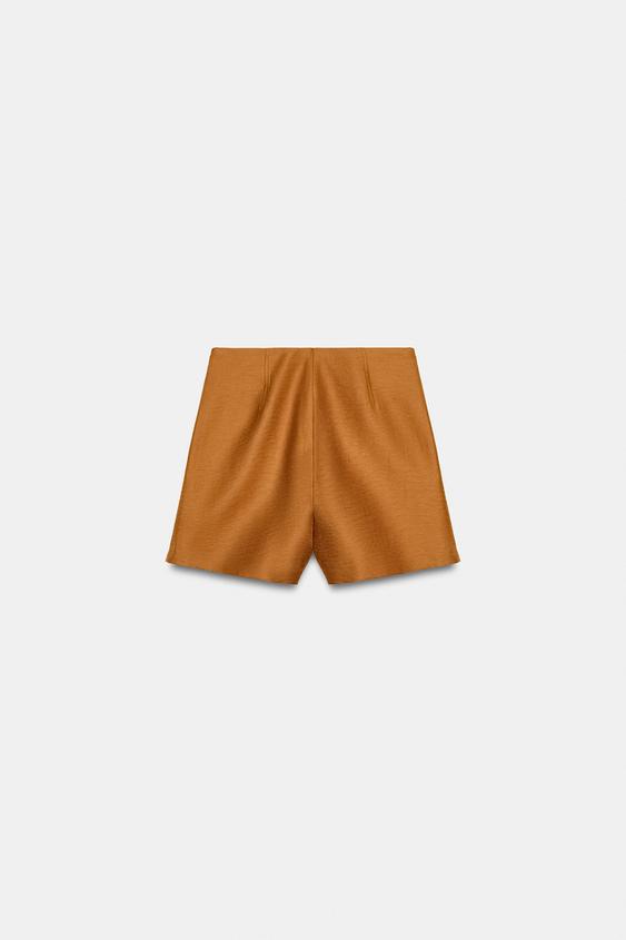Short en lin à bouton recouvert