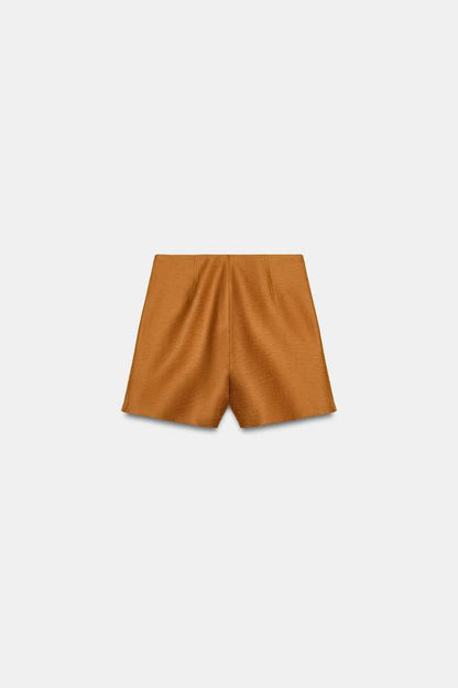 Short en lin à bouton recouvert