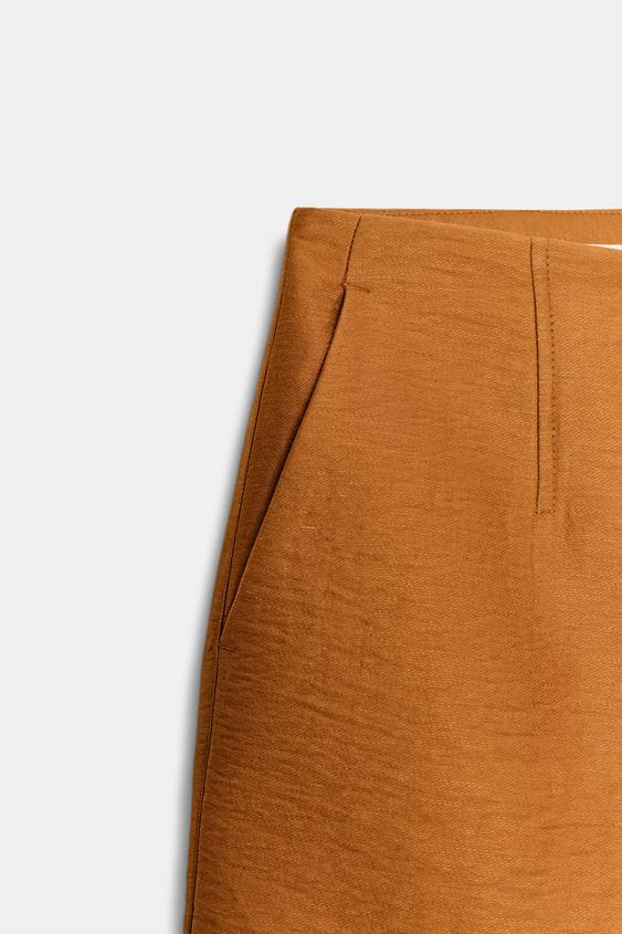 Short en lin à bouton recouvert