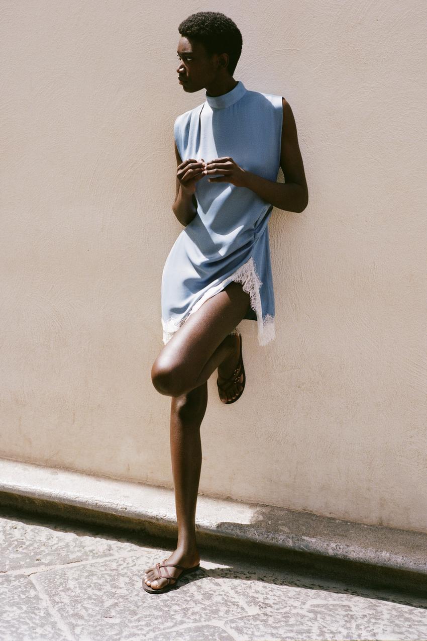 Robe satinée en dentelle