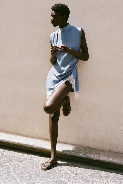 Robe satinée en dentelle