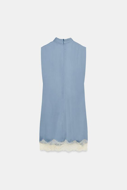 Robe satinée en dentelle