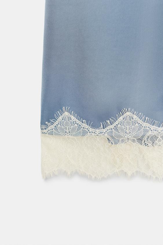Robe satinée en dentelle