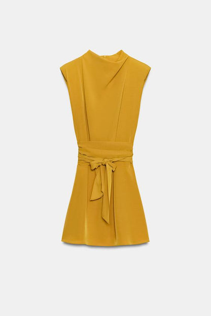 Robe courte à lien noué et épaulettes