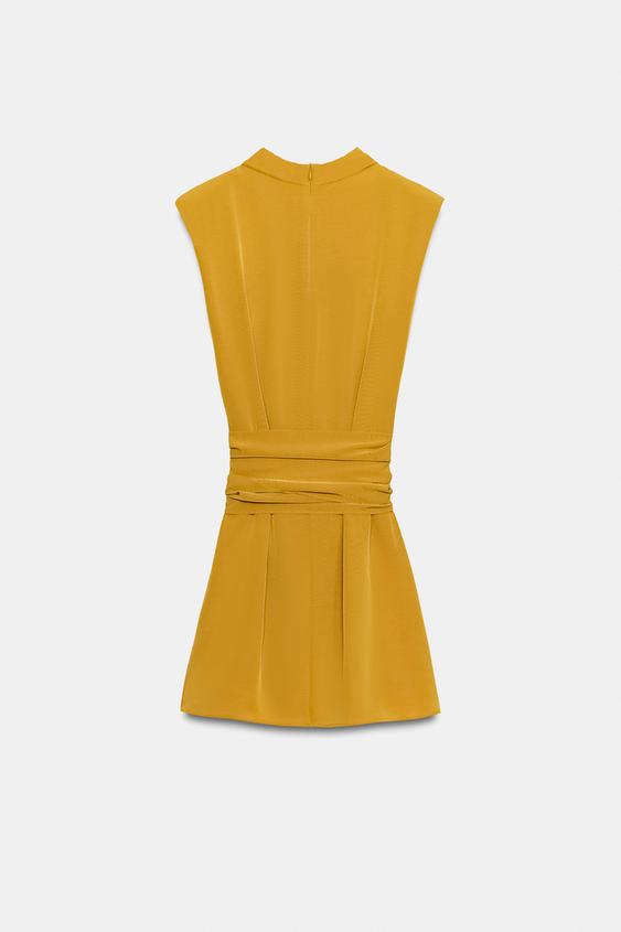 Robe courte à lien noué et épaulettes