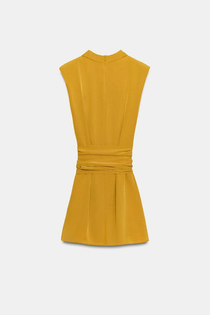 Robe courte à lien noué et épaulettes