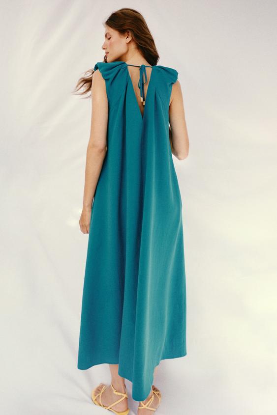 Robe longue à épaules marquées