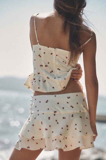 Top satiné à volants et motif fraises