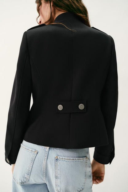 Veste cintrée à boutons et épaulettes