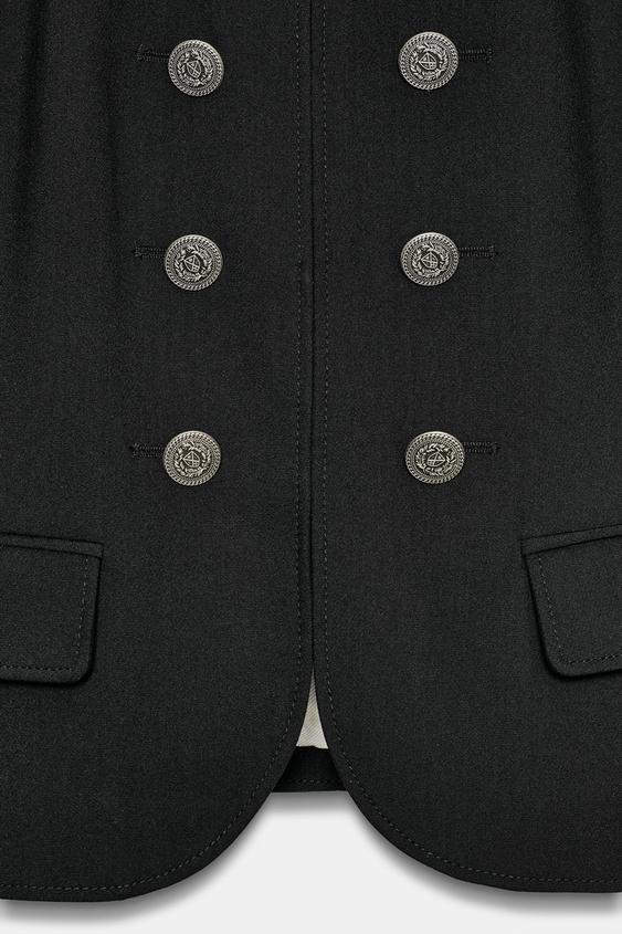 Veste cintrée à boutons et épaulettes