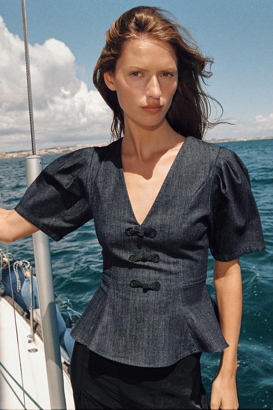 Top peplum à brandebourgs