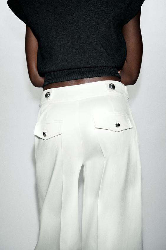 Pantalon à boutons métalliques