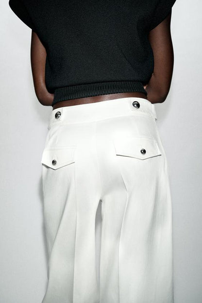 Pantalon à boutons métalliques