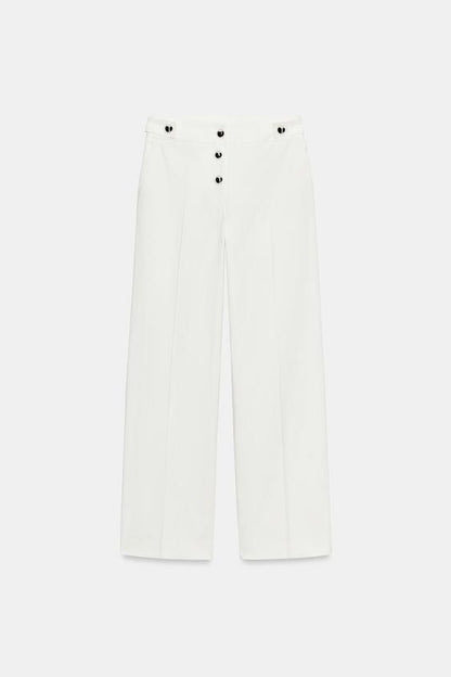 Pantalon à boutons métalliques
