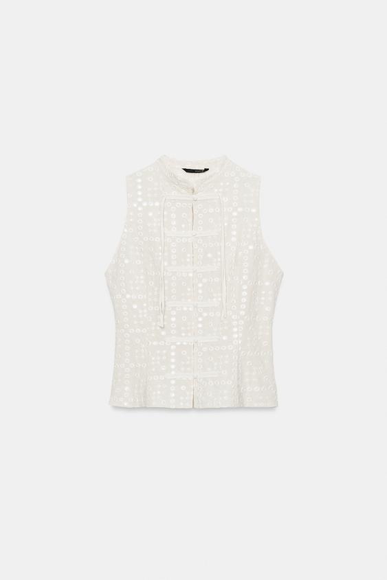 Top à broderies ajourées et brandebourgs