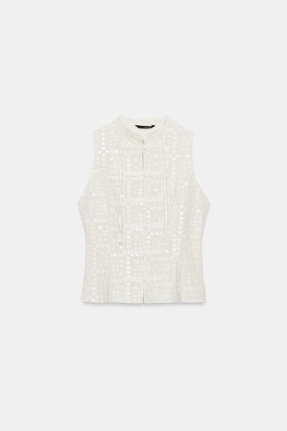 Top à broderies ajourées et brandebourgs