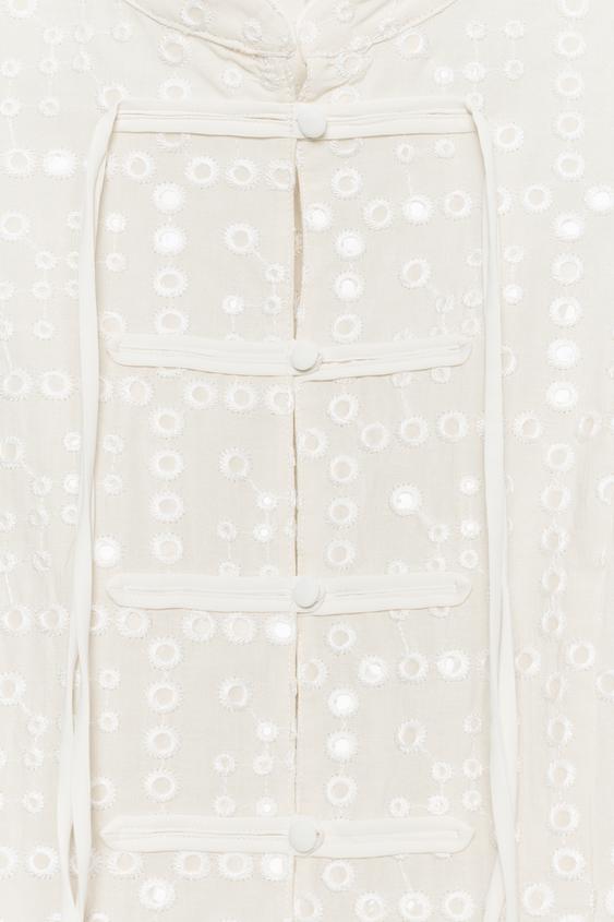 Top à broderies ajourées et brandebourgs