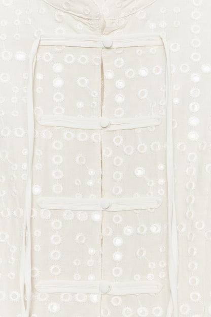 Top à broderies ajourées et brandebourgs