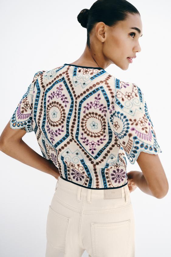 Top court à broderies ajourées