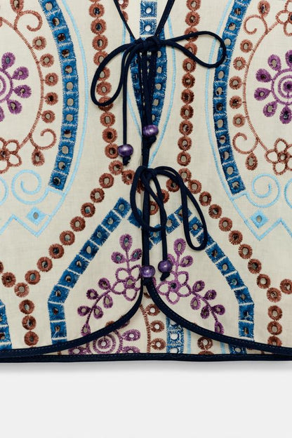 Top court à broderies ajourées