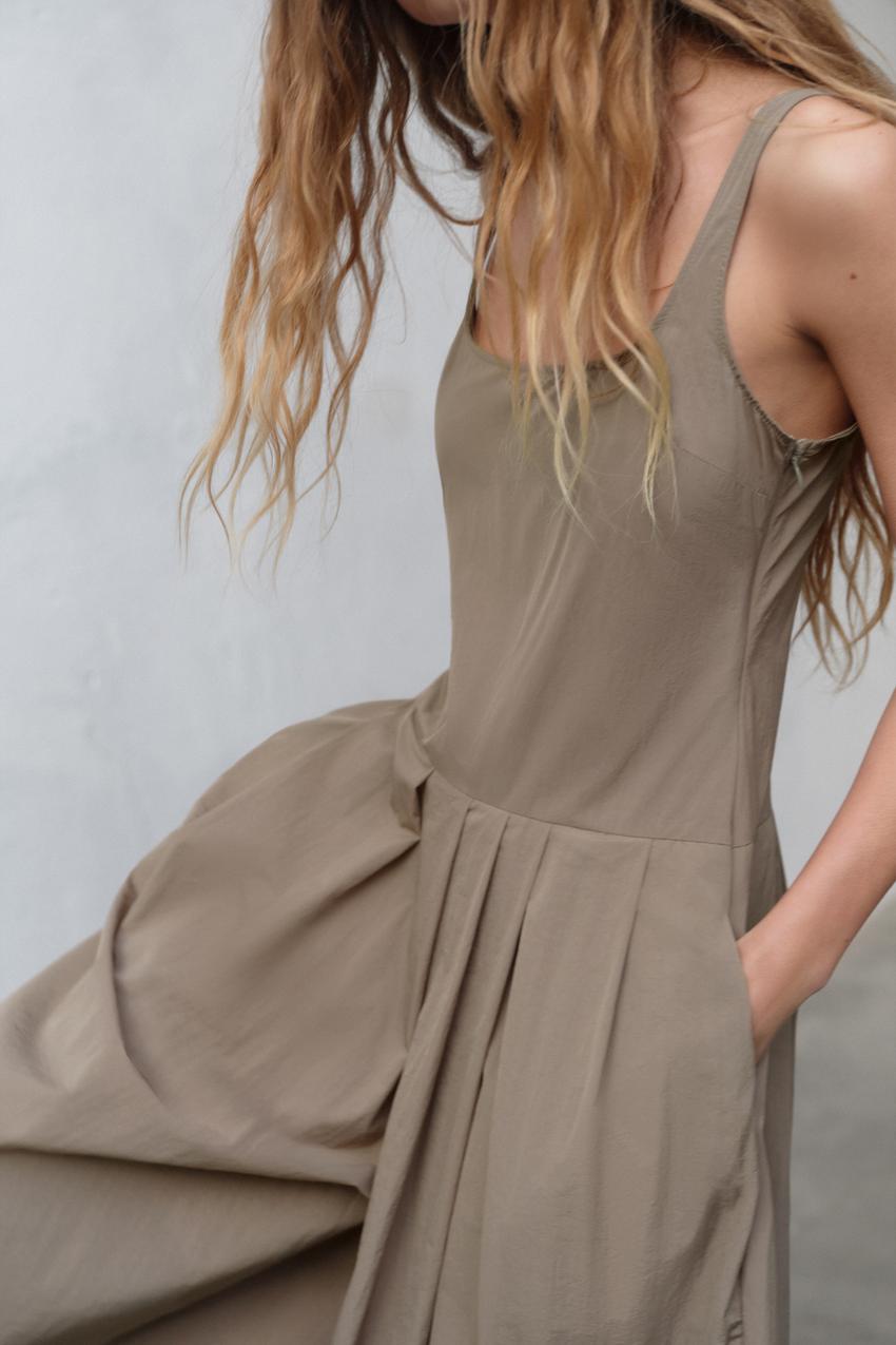 Combinaison en nylon à plis