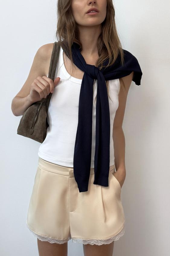 Short satiné en dentelle