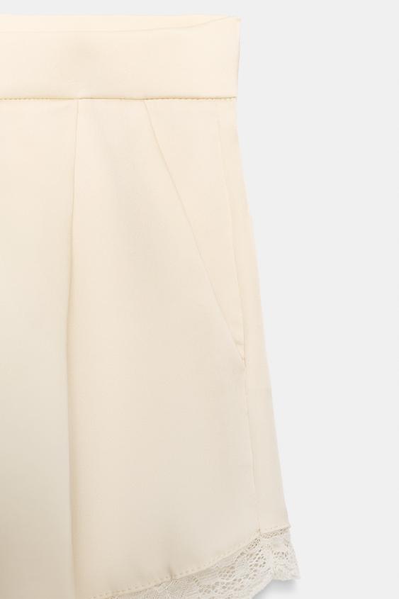 Short satiné en dentelle