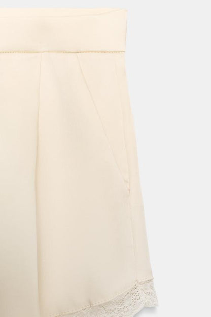Short satiné en dentelle