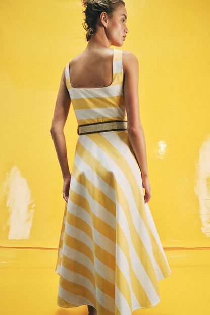 Robe midi à rayures avec ceinture