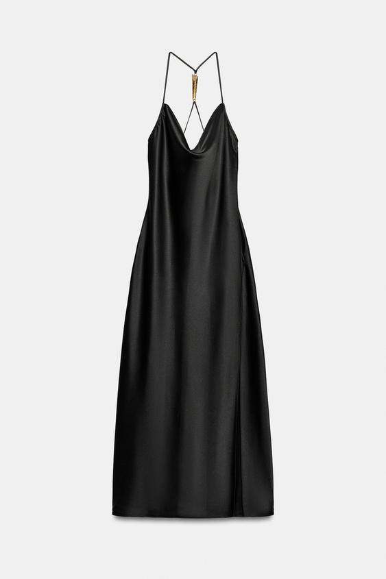 Robe satinée à détail métallique au dos