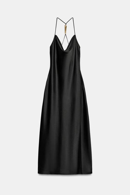 Robe satinée à détail métallique au dos