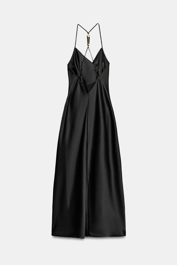 Robe satinée à détail métallique au dos