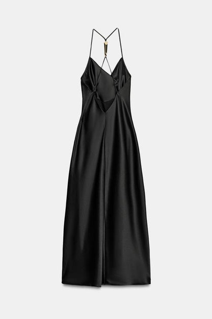 Robe satinée à détail métallique au dos