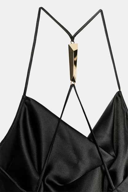 Robe satinée à détail métallique au dos