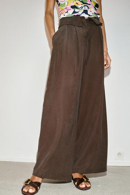 Pantalon à pinces et taille rabattue