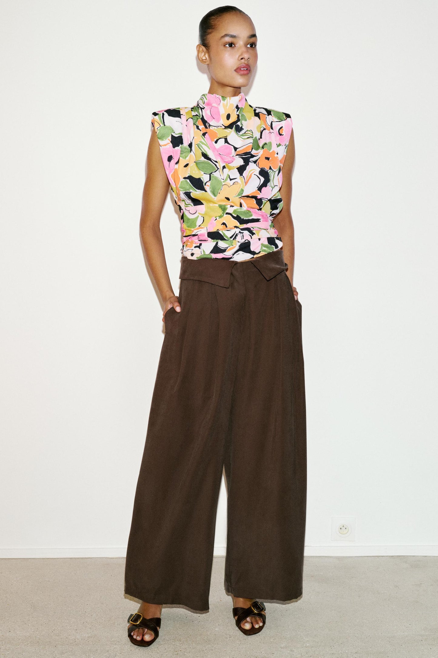 Pantalon à pinces et taille rabattue