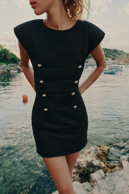 Robe courte à brandebourgs