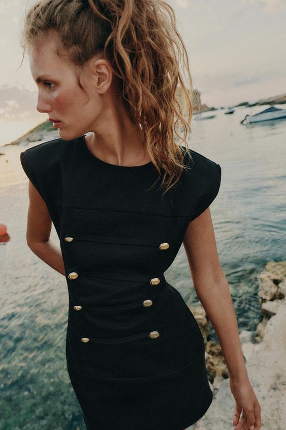 Robe courte à brandebourgs