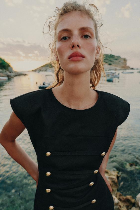 Robe courte à brandebourgs