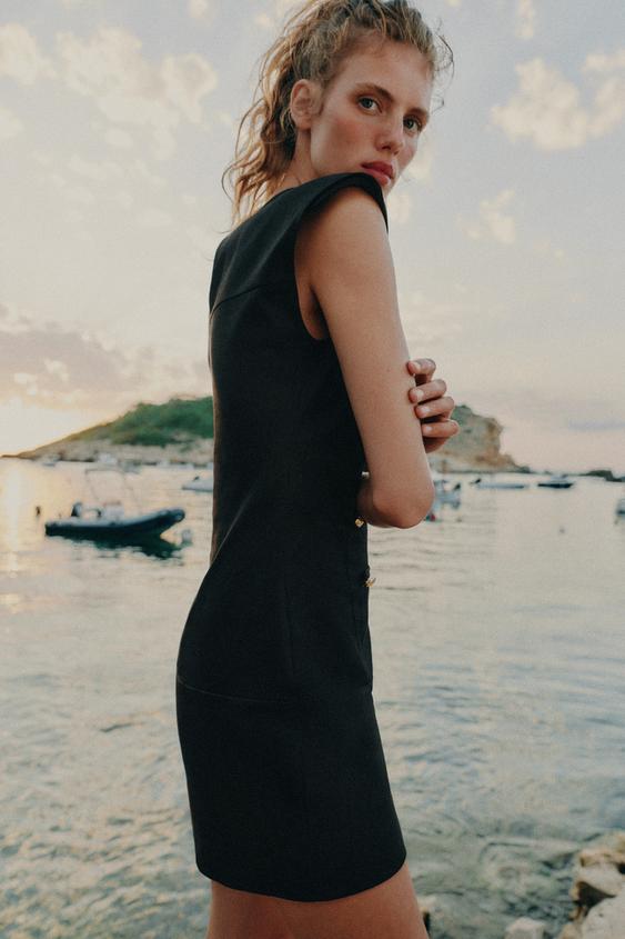 Robe courte à brandebourgs